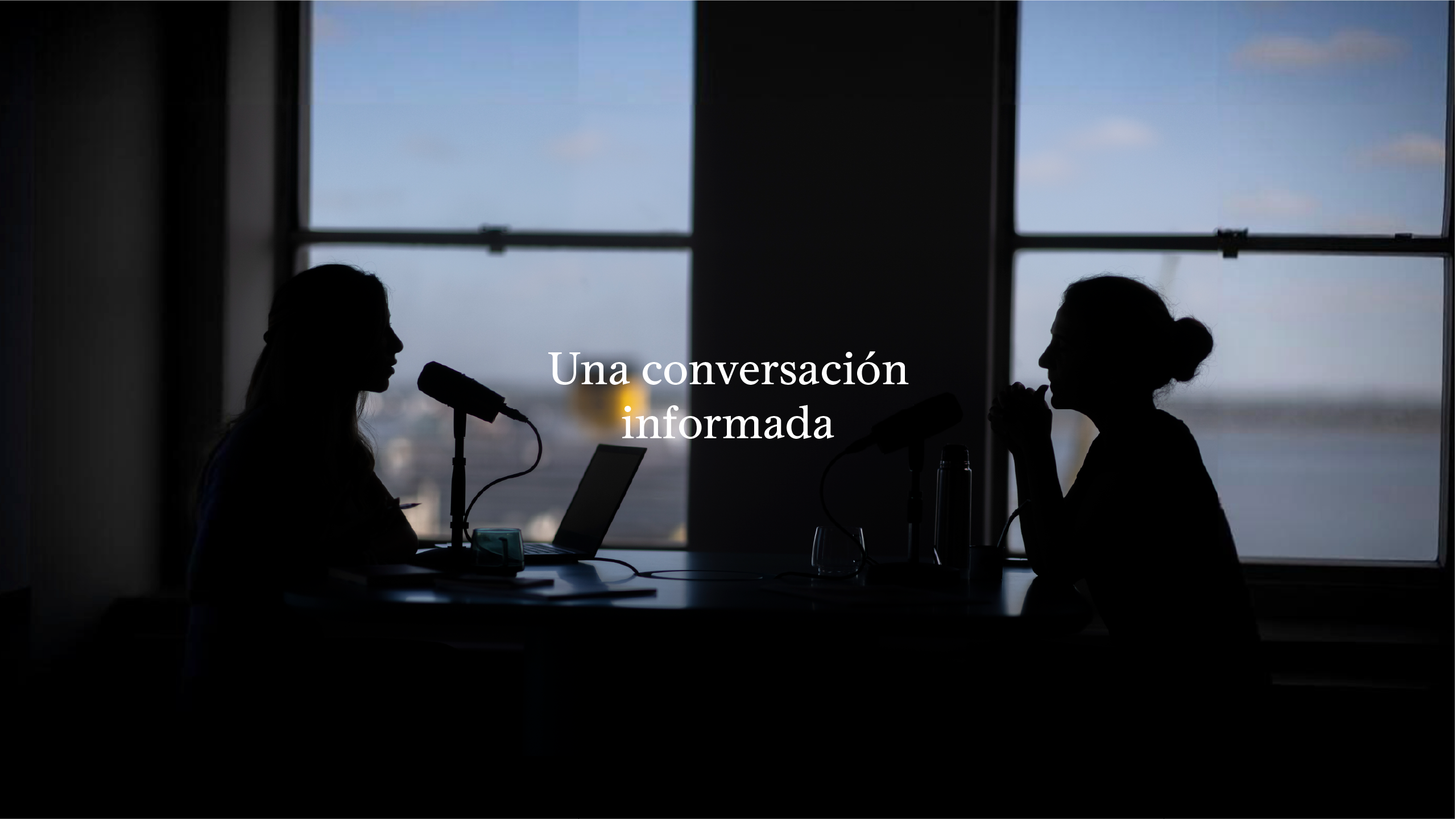 Café la diaria con dos micrófonos