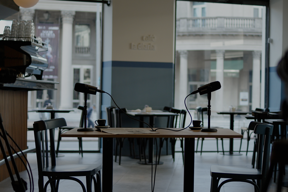 Café la diaria con dos micrófonos