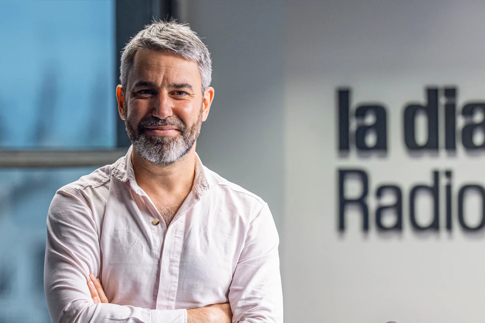 Café la diaria con dos micrófonos
